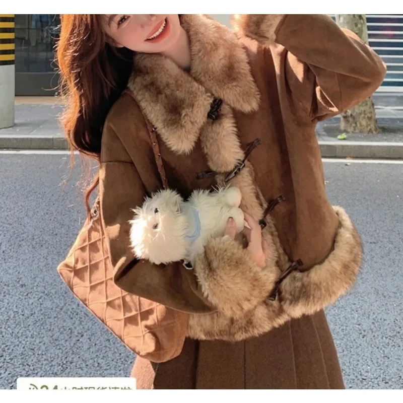 Винтажная куртка с роговими пуговицами, женская куртка с меховым воротником, лоскутное свободное повседневное пальто в стиле ретро, уличная одежда с длинными рукавами, осенне-зимняя верхняя одежда
Винтажная куртка с роговими пуговицами, женская куртка с меховым воротником, лоскутное свободное повседневное пальто в стиле ретро, уличная одежда с длинными рукавами, осенне-зимняя верхняя одежда