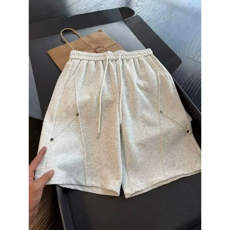 Spliced Rivet Detail Men's American Style Shorts Loose Oversized Mid Pants Streetwear Stylish Comfortable Outerwear Bottoms
Spliced Rivet Detail Men's American Style Shorts Loose Oversized Mid Pants Streetwear Stylish Comfortable Outerwear Bottoms