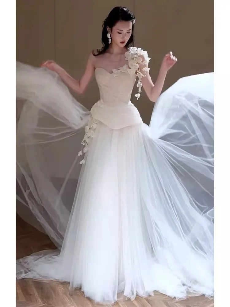 Ele White Bridal Gown with Strapl Design Ideal for Wedding Entourage Ouound adows Faionable A-Line Skirt Long Dr
Ele White Bridal Gown with Strapl Design Ideal for Wedding Entourage Ouound adows Faionable A-Line Skirt Long Dr