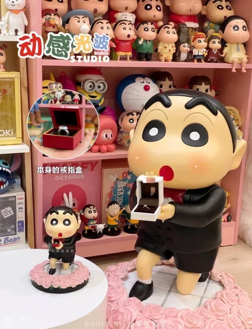 1:1 Crayon Shin-Chan Harano Shinnosuke Kneeling Pose Proposal Scene Model Anime Peripherals Figure Ornament Valentine'S Day Gift
1:1 Crayon Shin-Chan Harano Shinnosuke Kneeling Pose Proposal Scene Model Anime Peripherals Figure Ornament Valentine'S Day Gift
