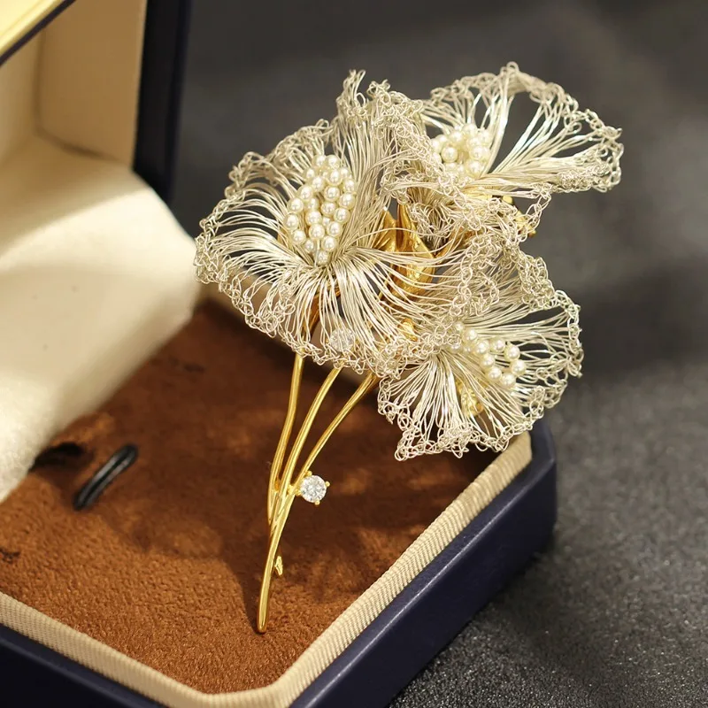 High-grade two-color calla lily brooch hand-snagging craft is luxurious and elegant, and women's versatile gift pin.
High-grade two-color calla lily brooch hand-snagging craft is luxurious and elegant, and women's versatile gift pin.