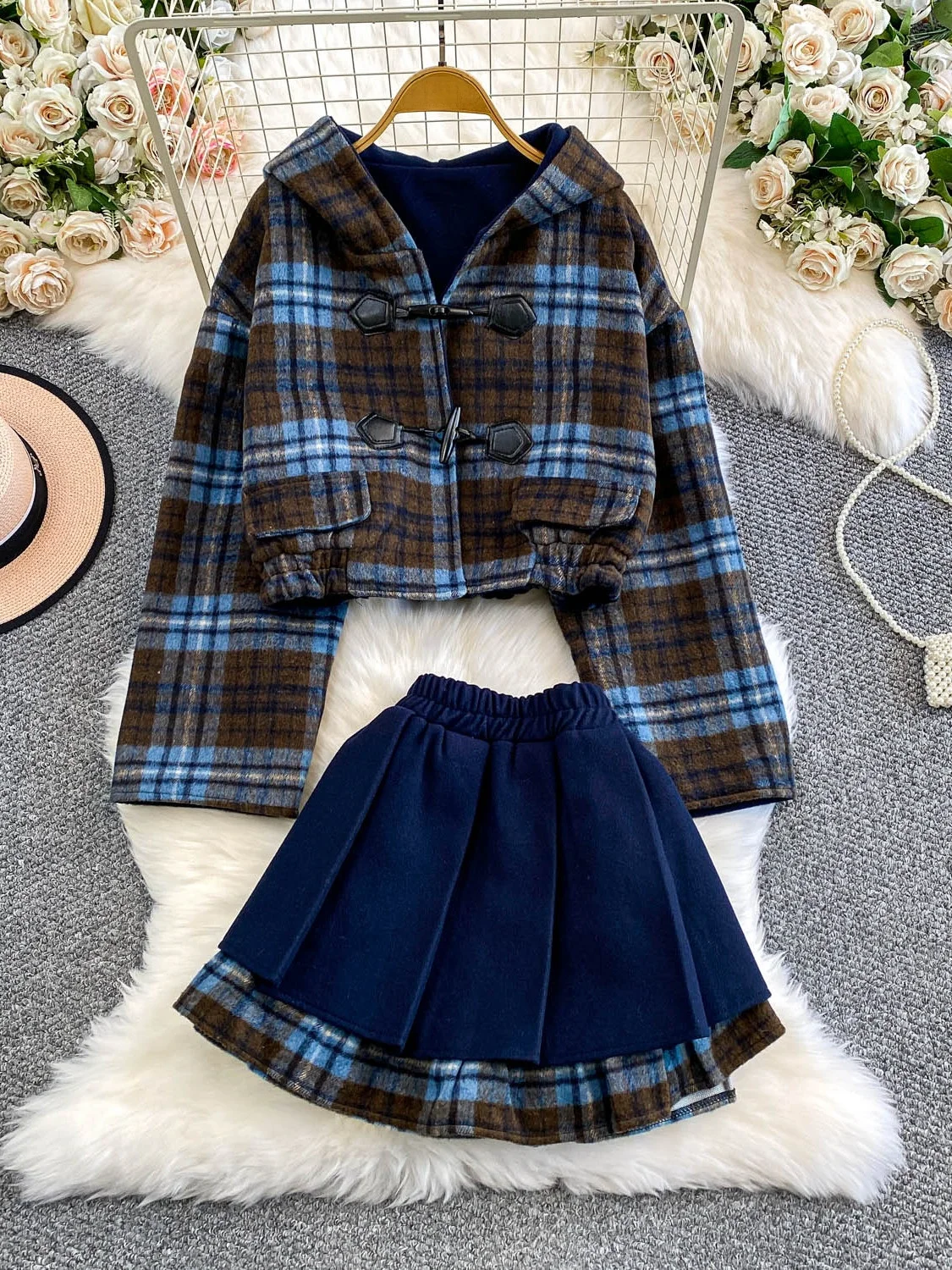 Stunning High-End Leather And Fur Inteated Slimming ort Coat with Hat And Plaid Skirt Set Faionable Busin Women's Ou...
Stunning High-End Leather And Fur Inteated Slimming ort Coat with Hat And Plaid Skirt Set Faionable Busin Women's Ou...
