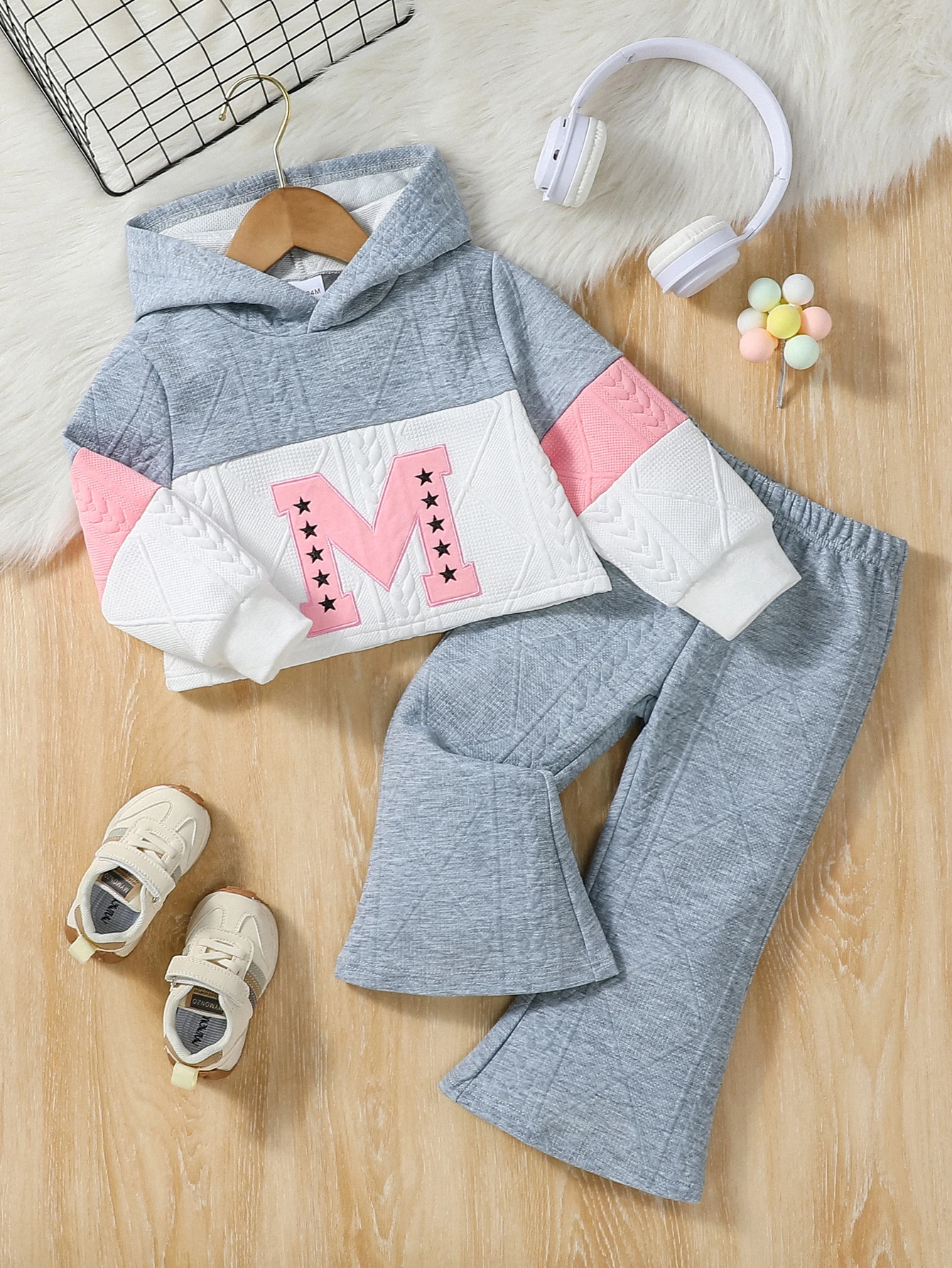 Girl's autumn and winter letter embroidery pullover long sleeve long pant flared pant Korean version set
Girl's autumn and winter letter embroidery pullover long sleeve long pant flared pant Korean version set