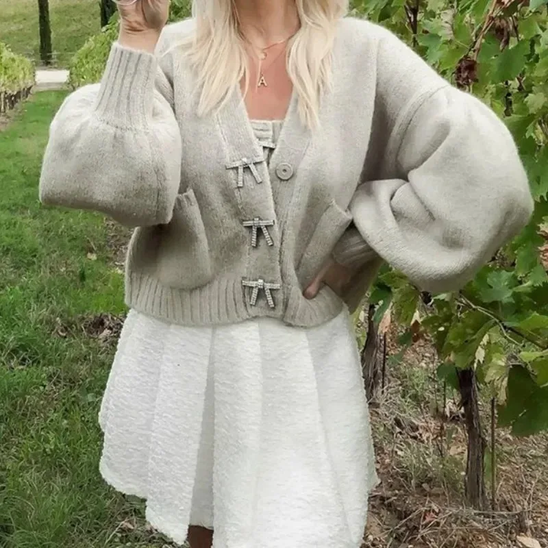 Women's Casual Sweater V-neck Lantern Sleeves Fashion Bow Button Button Knitted Cardigan Women Autumn and Winter New Sweater
Women's Casual Sweater V-neck Lantern Sleeves Fashion Bow Button Button Knitted Cardigan Women Autumn and Winter New Sweater