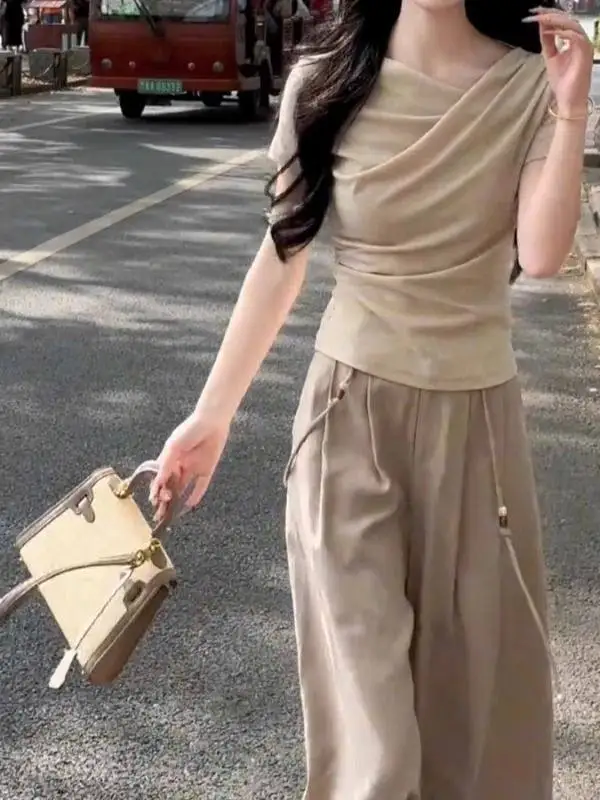 Summer 2026 Women's Slimming Fashion Set Short Sleeve Pleated Wide Leg Pants Two-Piece Suit Elegant Style Casual Chic Outfit
Summer 2026 Women's Slimming Fashion Set Short Sleeve Pleated Wide Leg Pants Two-Piece Suit Elegant Style Casual Chic Outfit