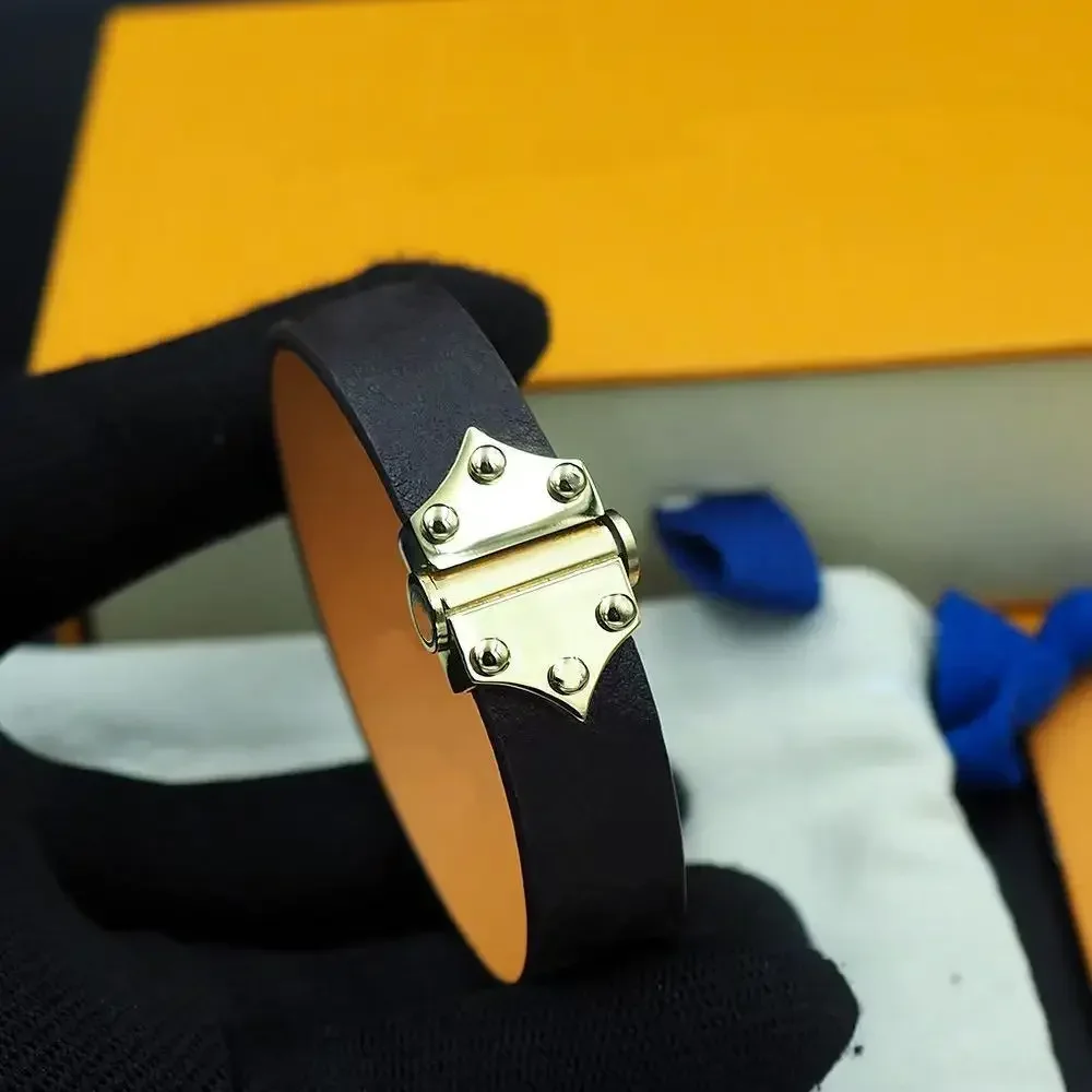 Новый V-образный кофейно-коричневый кожаный браслет с шестью ногтями, модный простой винтажный кожаный браслет на ремне, индивидуальный вариант всех
Новый V-образный кофейно-коричневый кожаный браслет с шестью ногтями, модный простой винтажный кожаный браслет на ремне, индивидуальный вариант всех