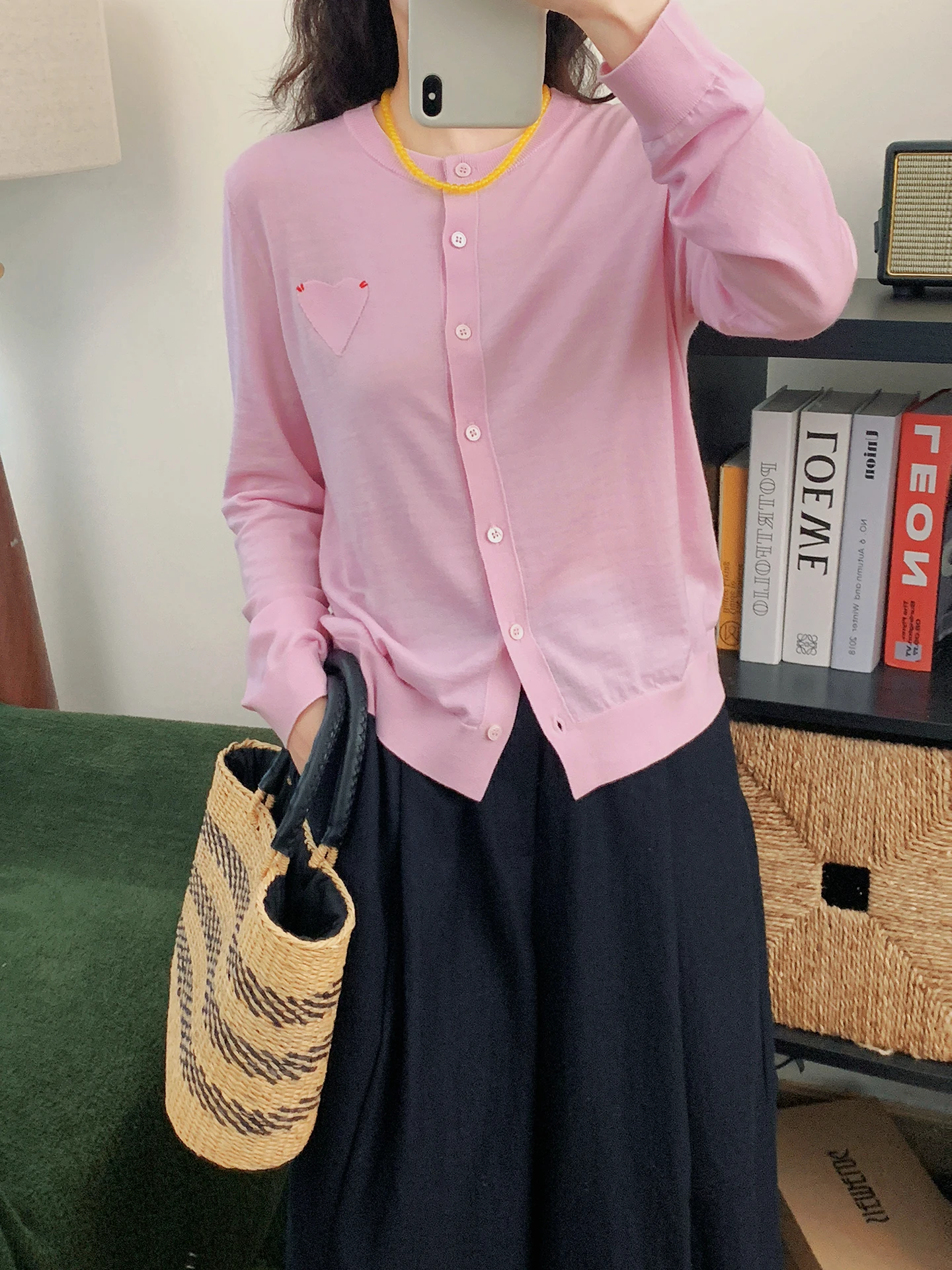 Женский вязаный кардиган из 100% шерсти с вышивкой в виде сердца, дышащий, с длинными рукавами, весенний, тонкий, из пряжи Yangzi, точное плетение
Женский вязаный кардиган из 100% шерсти с вышивкой в виде сердца, дышащий, с длинными рукавами, весенний, тонкий, из пряжи Yangzi, точное плетение