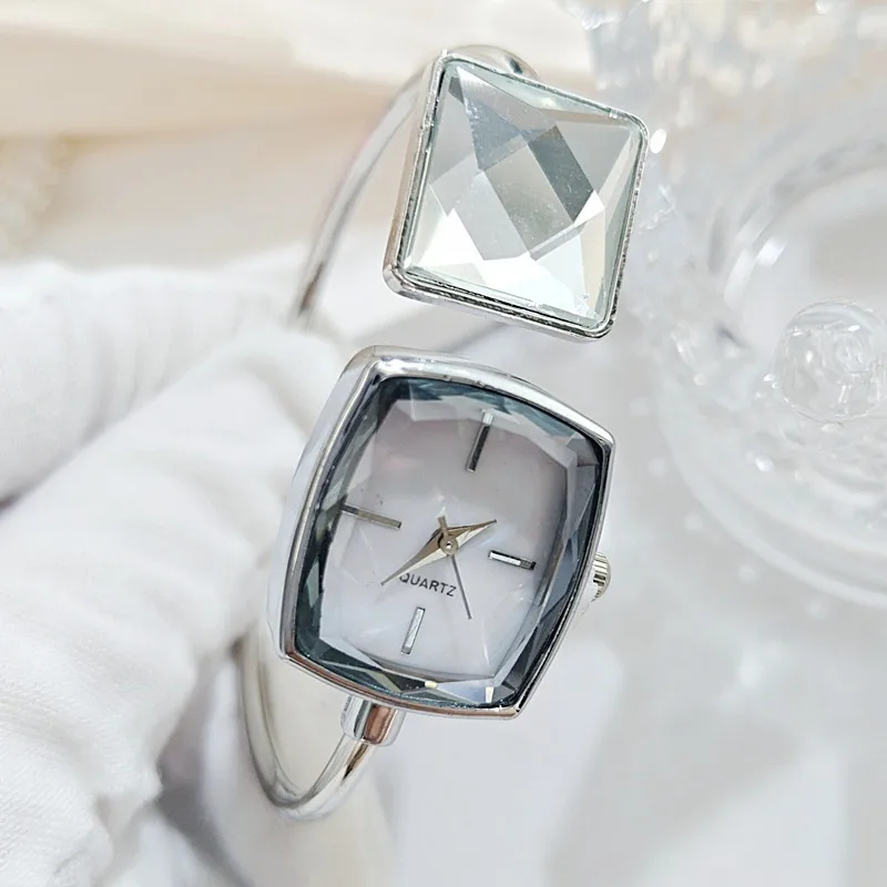 Кварцевые наручные часы с большими бриллиантами, искусственный жемчуг, изысканный браслет, маленький сахарный куб, высококачественные нишевые кварцевые женские часы
Кварцевые наручные часы с большими бриллиантами, искусственный жемчуг, изысканный браслет, маленький сахарный куб, высококачественные нишевые кварцевые женские часы