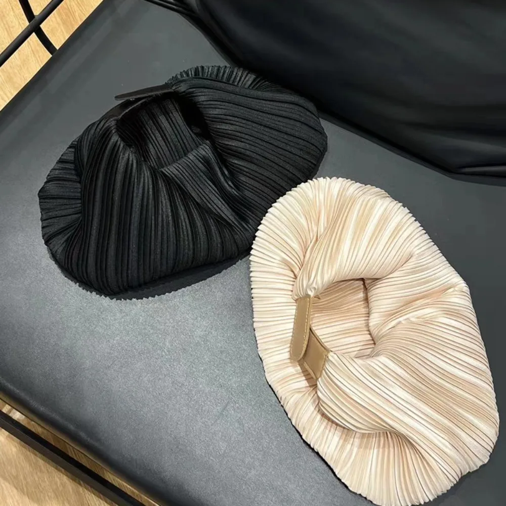 Light weight Simple Portable Crescent Bag Pleated Shell Premium Minimalist Elegant Texture Unique Fashion Simple Casual Daily
Light weight Simple Portable Crescent Bag Pleated Shell Premium Minimalist Elegant Texture Unique Fashion Simple Casual Daily