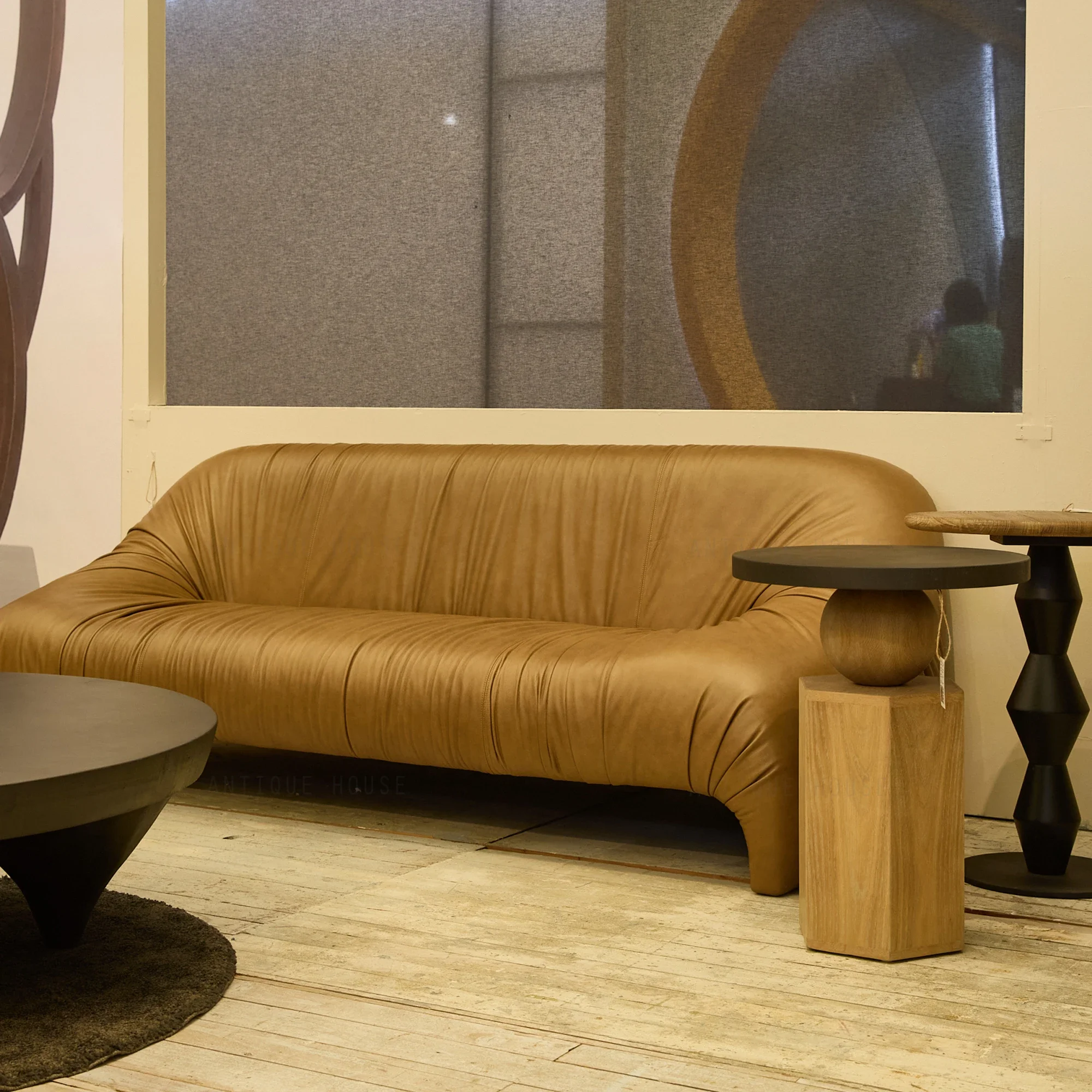 = Коричневый кожаный диван в французском стиле, роскошный диван для гостиной из воловьей кожи божественного цвета, набор диванов для гостиной
= Коричневый кожаный диван в французском стиле, роскошный диван для гостиной из воловьей кожи божественного цвета, набор диванов для гостиной