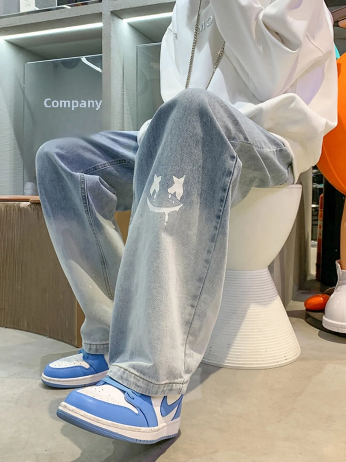 Мужские джинсы больших размеров (до 300 фунтов), повседневные, прямые, свободные, спортивные, для весны и осени, в стиле High Street
Мужские джинсы больших размеров (до 300 фунтов), повседневные, прямые, свободные, спортивные, для весны и осени, в стиле High Street