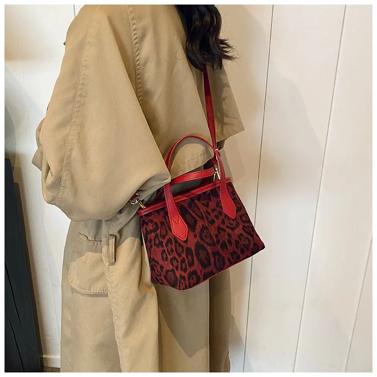 Bag Women's Autumn and Winter New Fashionable Leopard Print Crossbody Bag, Stylish and Versatile Single Shoulder Bucket Bag
Bag Women's Autumn and Winter New Fashionable Leopard Print Crossbody Bag, Stylish and Versatile Single Shoulder Bucket Bag