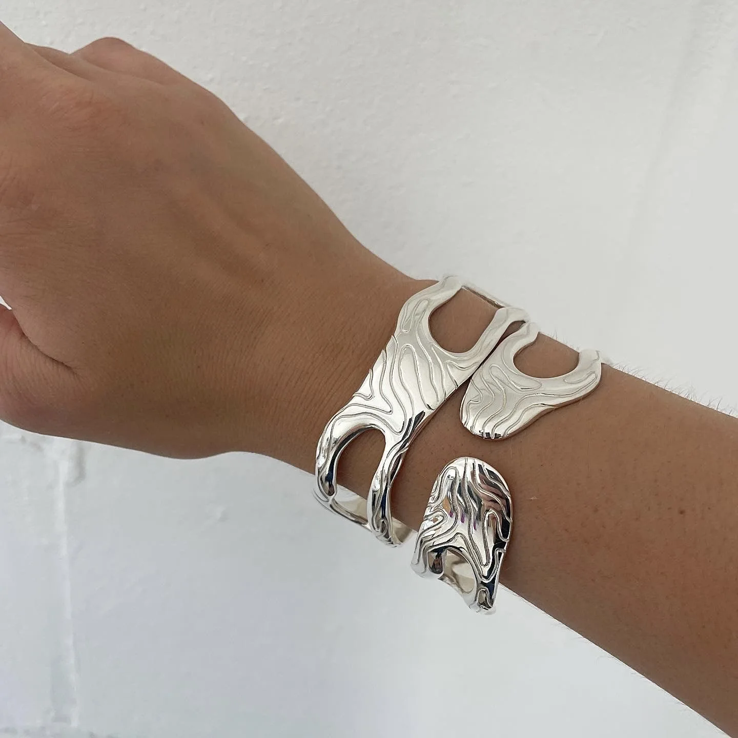 S925 Ripple Irregular Opening Bracelet Personality Trend Women Men Bracelets Jewelry Gift
S925 Ripple Irregular Opening Bracelet Personality Trend Women Men Bracelets Jewelry Gift