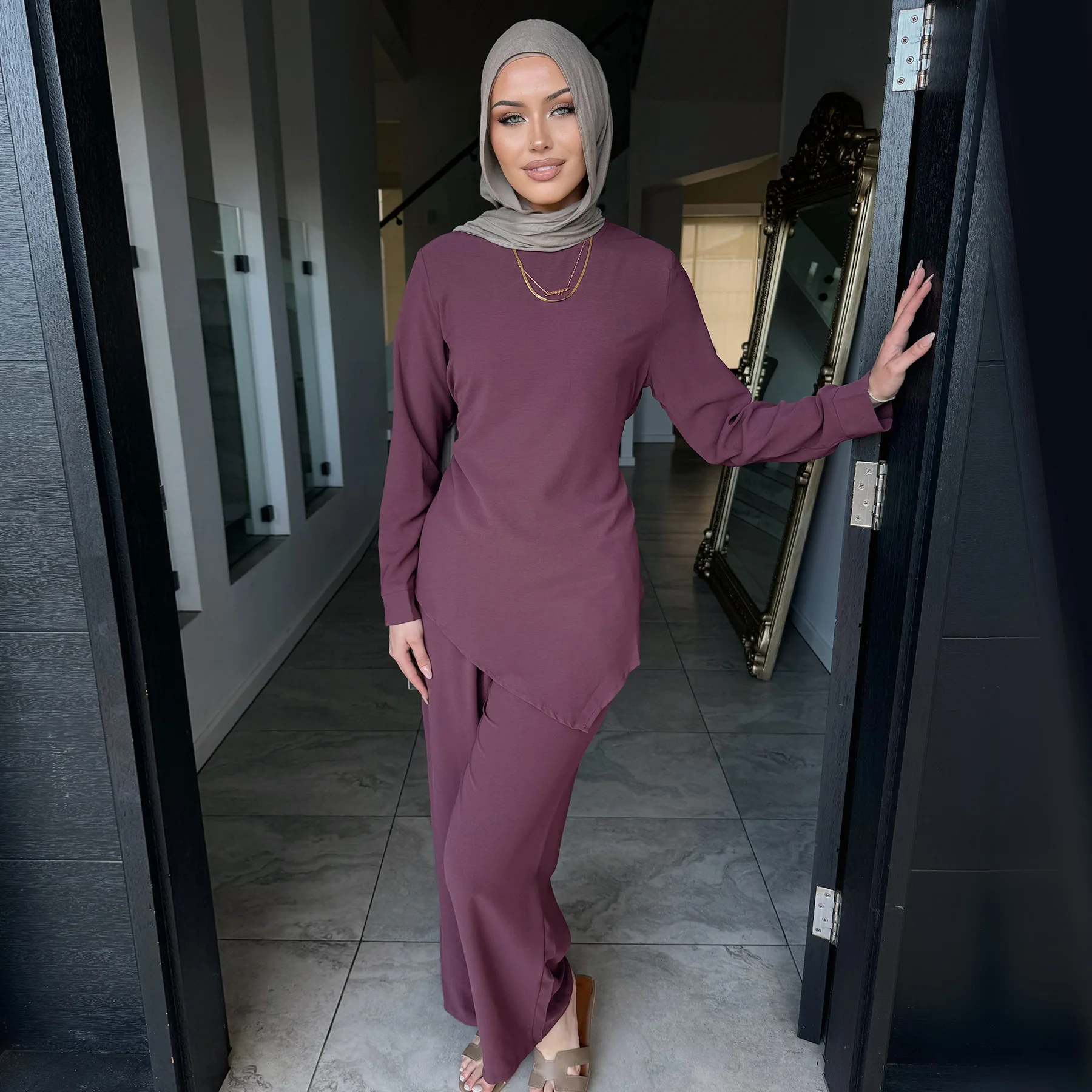 Muslim Woman Set Abaya Dubai Elegant Turkish Clothes Pants and Top 2 Piece Modest Islamic Outfits Ensemble
Muslim Woman Set Abaya Dubai Elegant Turkish Clothes Pants and Top 2 Piece Modest Islamic Outfits Ensemble