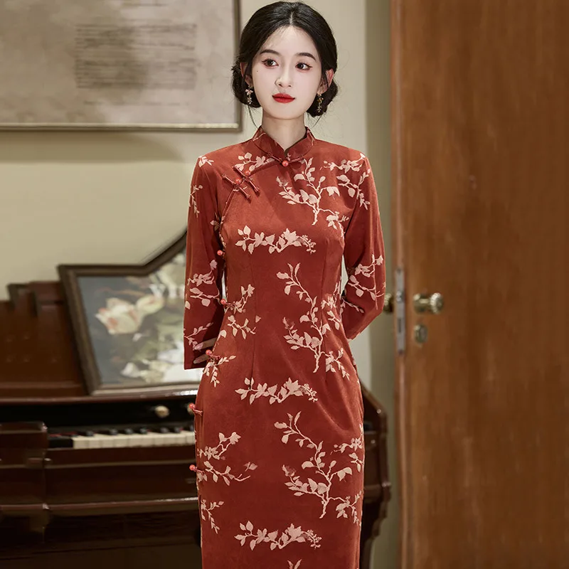 Красный принт в китайском стиле, длинный осенний Cheongsam с длинными рукавами, новый стиль 2025, для молодых женщин, облегающее весеннее Ципао в стиле ретро 
Красный принт в китайском стиле, длинный осенний Cheongsam с длинными рукавами, новый стиль 2025, для молодых женщин, облегающее весеннее Ципао в стиле ретро