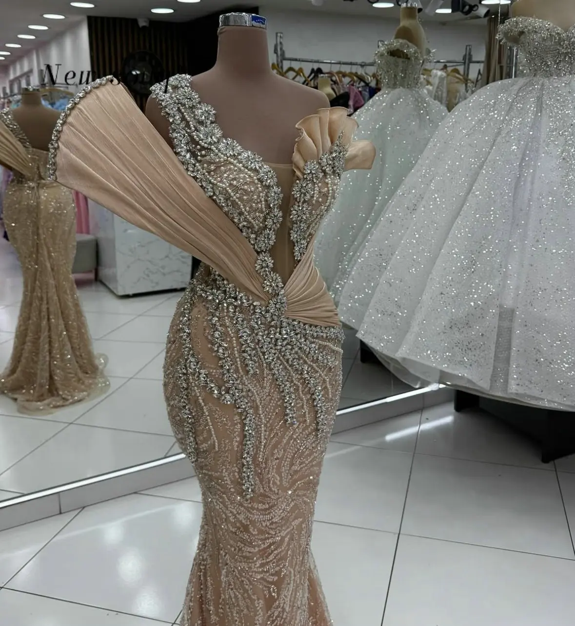 Formal Champagne One Shoulder Long Evening Dresses with Sparkly Silver Crystals 2026 Customized Elegant Wedding Party Gowns
Formal Champagne One Shoulder Long Evening Dresses with Sparkly Silver Crystals 2026 Customized Elegant Wedding Party Gowns