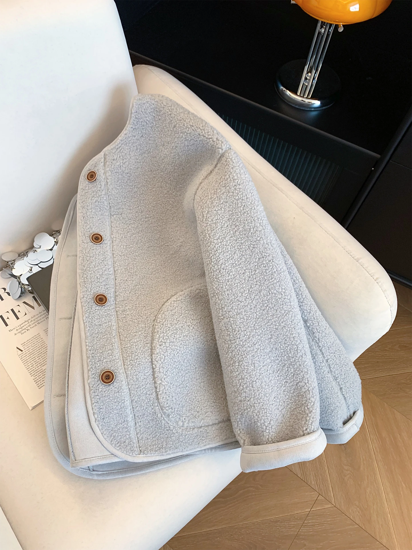 Модная ретро-куртка из светло-голубой овчины с кожаными вставками, женская осенне-зимняя утепленная универсальная теплая верхняя одежда
Модная ретро-куртка из светло-голубой овчины с кожаными вставками, женская осенне-зимняя утепленная универсальная теплая верхняя одежда