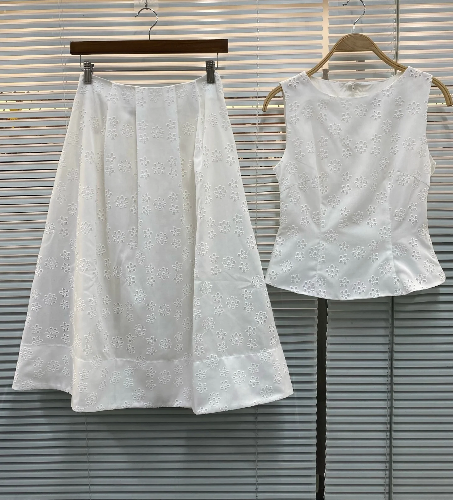 2026 Women Embroidery Hollow Out Set Round Neck Sleeveless Vest + High Waist A-Line Midi Skirt Casual Female Suit
2026 Women Embroidery Hollow Out Set Round Neck Sleeveless Vest + High Waist A-Line Midi Skirt Casual Female Suit