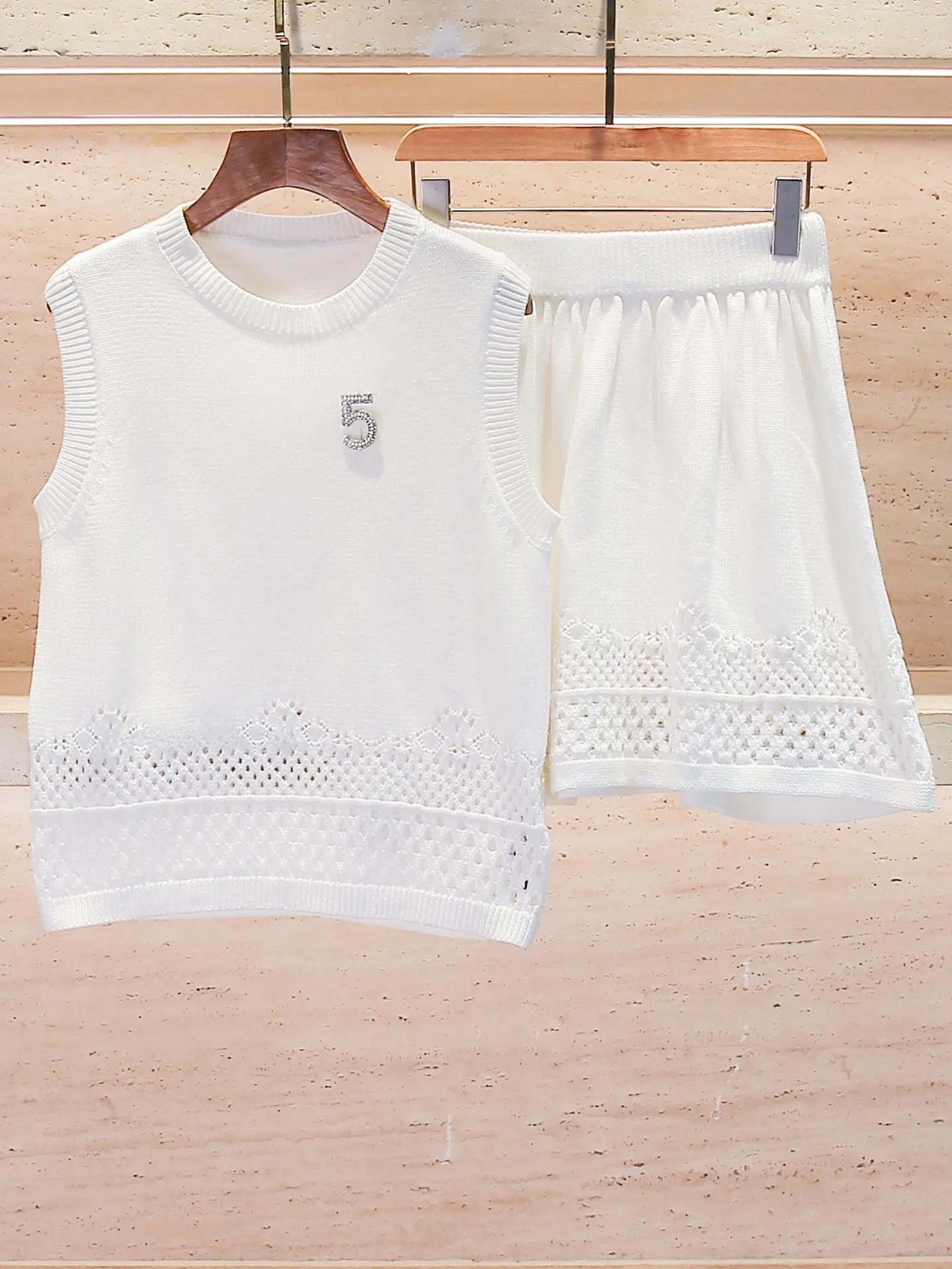 Summer Luxury Women's Knitted Vest Top And High Waist Skirt Set Fashionable Commute Style Polyester Fiber round Neck Short Sl...
Summer Luxury Women's Knitted Vest Top And High Waist Skirt Set Fashionable Commute Style Polyester Fiber round Neck Short Sl...