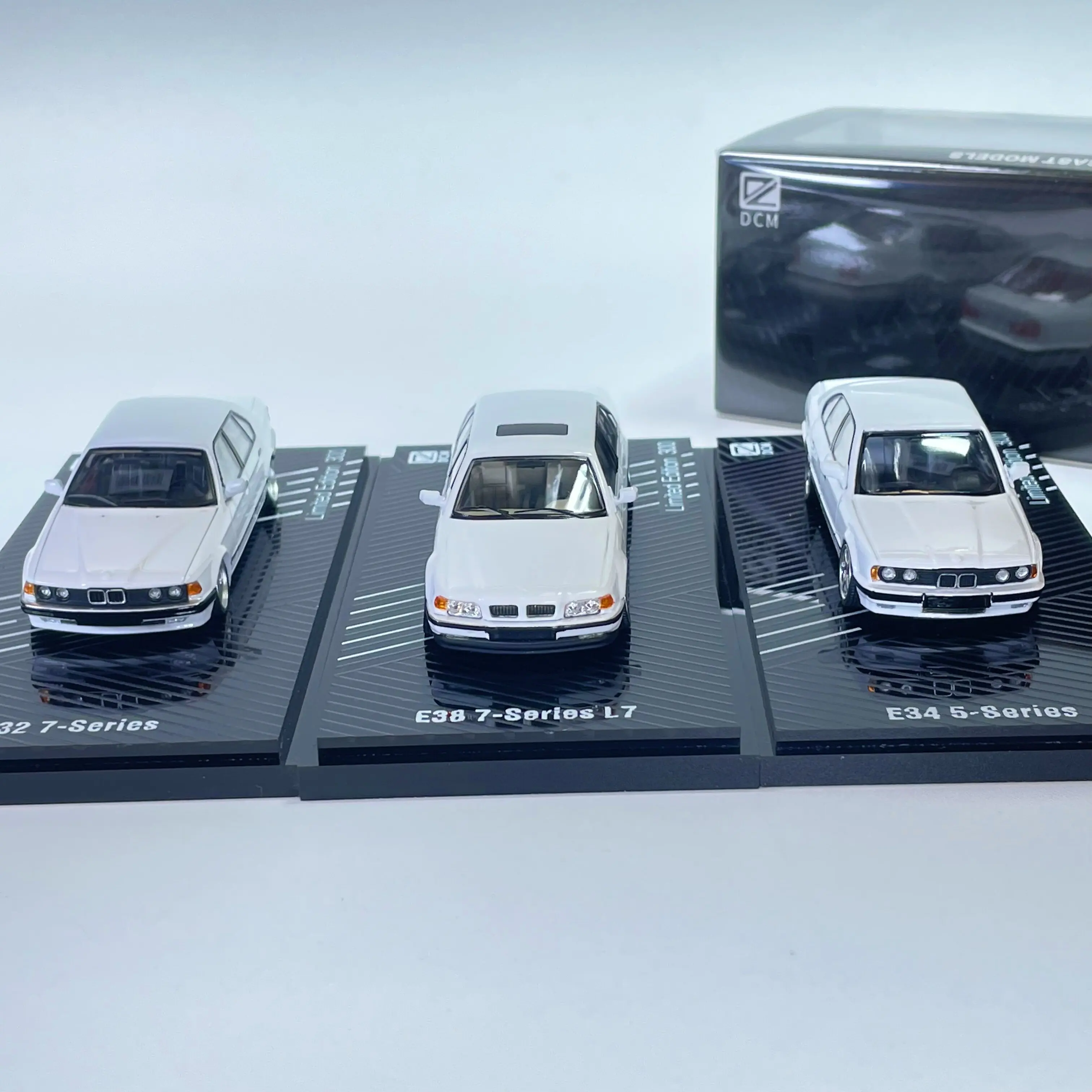 DCM 1:64 E32 E34 E38 Series Alloy Car Model
DCM 1:64 E32 E34 E38 Series Alloy Car Model