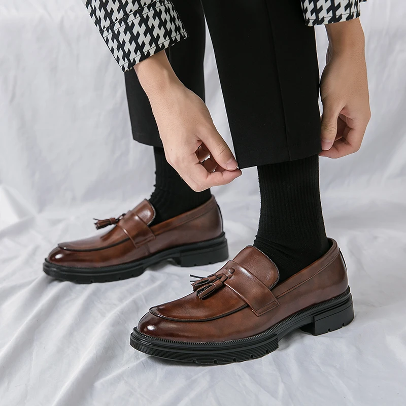 High Quality Men Leather Formal Thick Sole Low Heel Pointed Loafers Version Tassels Slip-On Driver Dress Moccasin Wedding Shoes
High Quality Men Leather Formal Thick Sole Low Heel Pointed Loafers Version Tassels Slip-On Driver Dress Moccasin Wedding Shoes