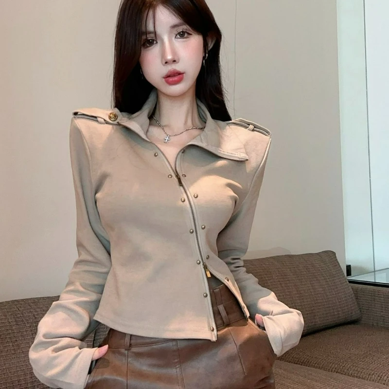 Американский милый крутой дизайн, полувысокий воротник, наклонная двойная молния, заклепанное пальто, женский короткий кардиган, топ с длинными рукавами, осень 2026, осень
Американский милый крутой дизайн, полувысокий воротник, наклонная двойная молния, заклепанное пальто, женский короткий кардиган, топ с длинными рукавами, осень 2026, осень