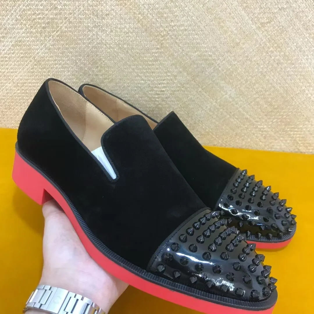 Летние новые стильные черные бархатные мужские туфли с шипами, роскошные лоферы без шнуровки CL с одинаковой красной подошвой, кожаная стелька ручной работы на плоской подошве
Летние новые стильные черные бархатные мужские туфли с шипами, роскошные лоферы без шнуровки CL с одинаковой красной подошвой, кожаная стелька ручной работы на плоской подошве
