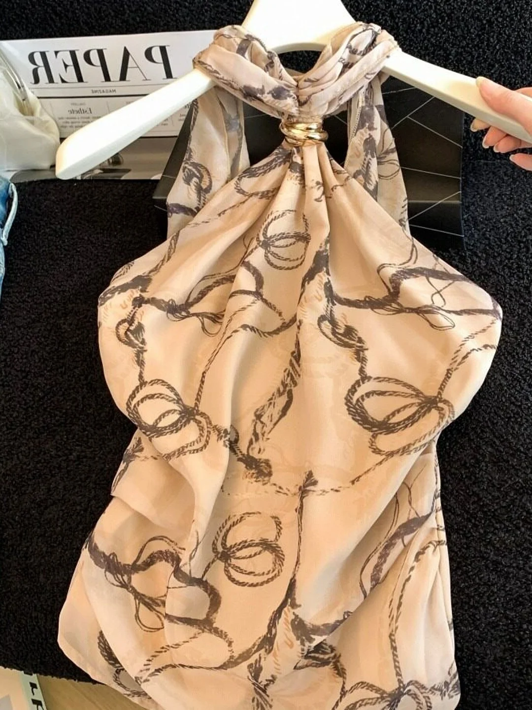 Elegant Vintage Print Halter Neck Sleeveless Top for Women High Quality Polyester Fiber Korean Style Loose Fit Summer Shirt
Elegant Vintage Print Halter Neck Sleeveless Top for Women High Quality Polyester Fiber Korean Style Loose Fit Summer Shirt