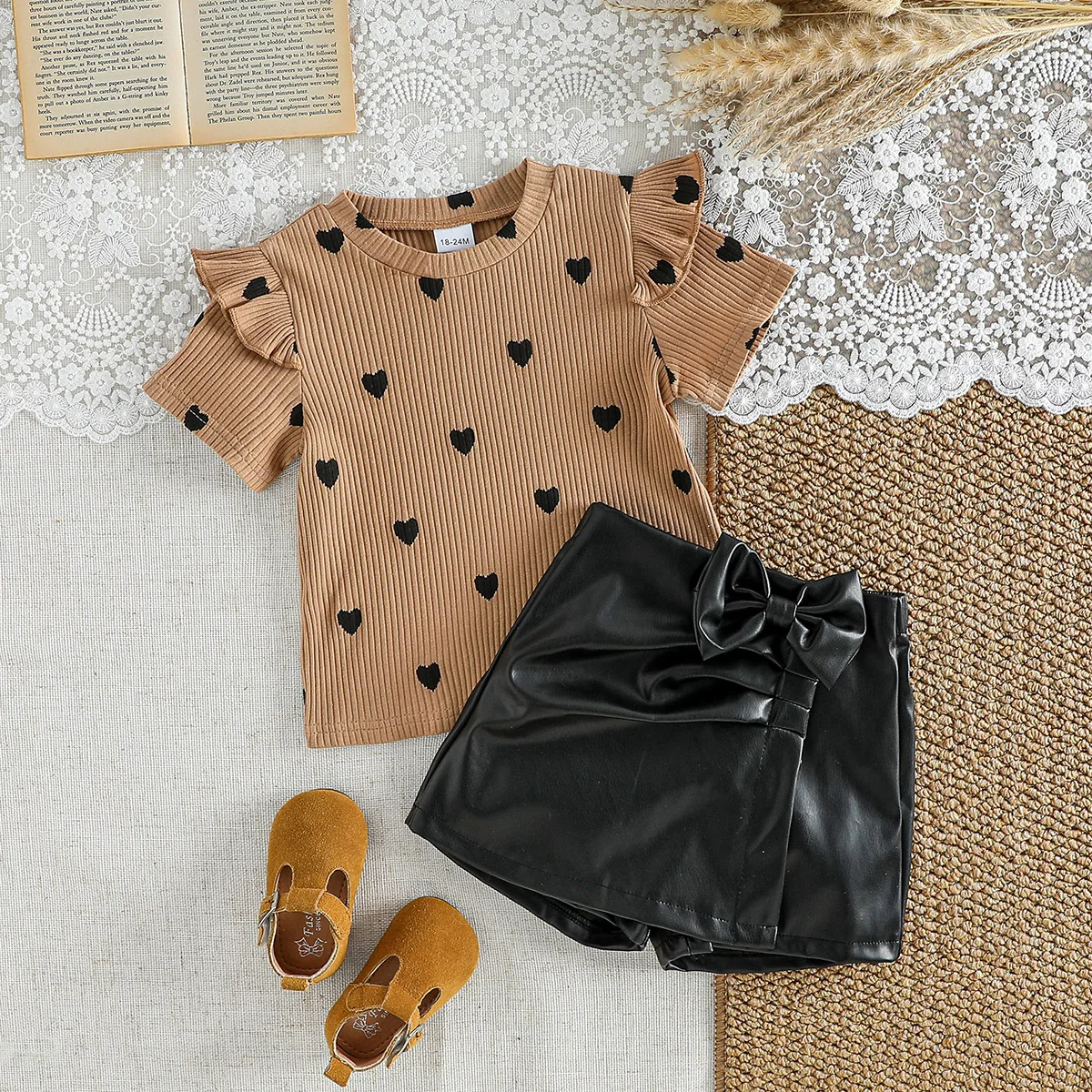 Chiikdren Summer New style Kids girl Heart print Short-sleeve bow-decorated black Pants Fashion two-piece set For 1-6Y
Chiikdren Summer New style Kids girl Heart print Short-sleeve bow-decorated black Pants Fashion two-piece set For 1-6Y
