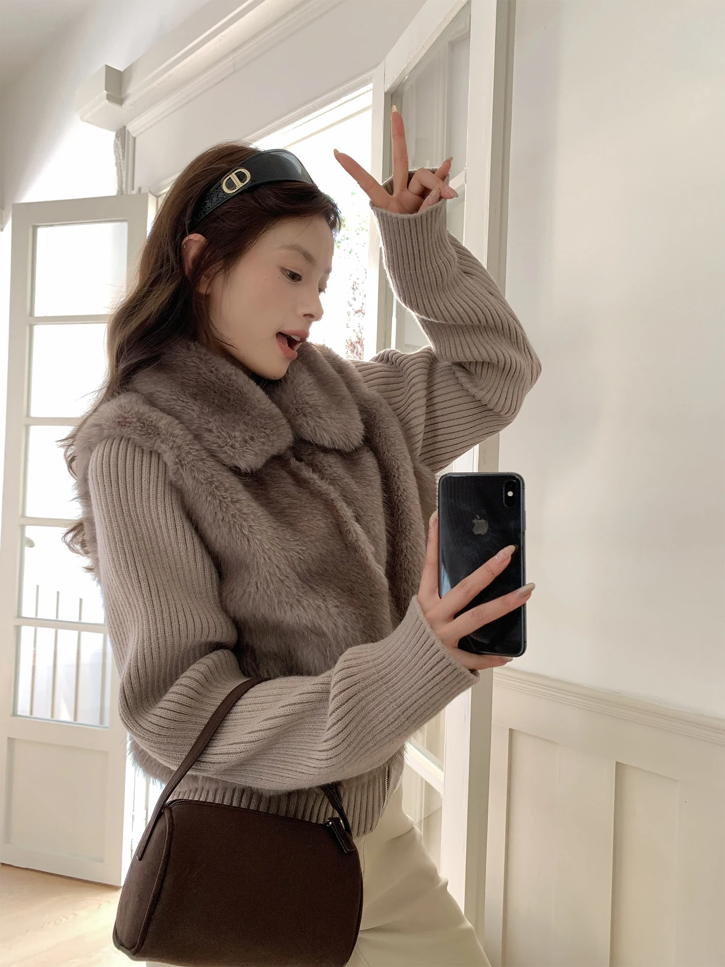 Корейское вязаное пальто FAN с вставками из эко-меха, женское, зимнее, новое, с улучшенным воротником, теплый пушистый топ, свободный крой, имитация двухслойности
Корейское вязаное пальто FAN с вставками из эко-меха, женское, зимнее, новое, с улучшенным воротником, теплый пушистый топ, свободный крой, имитация двухслойности