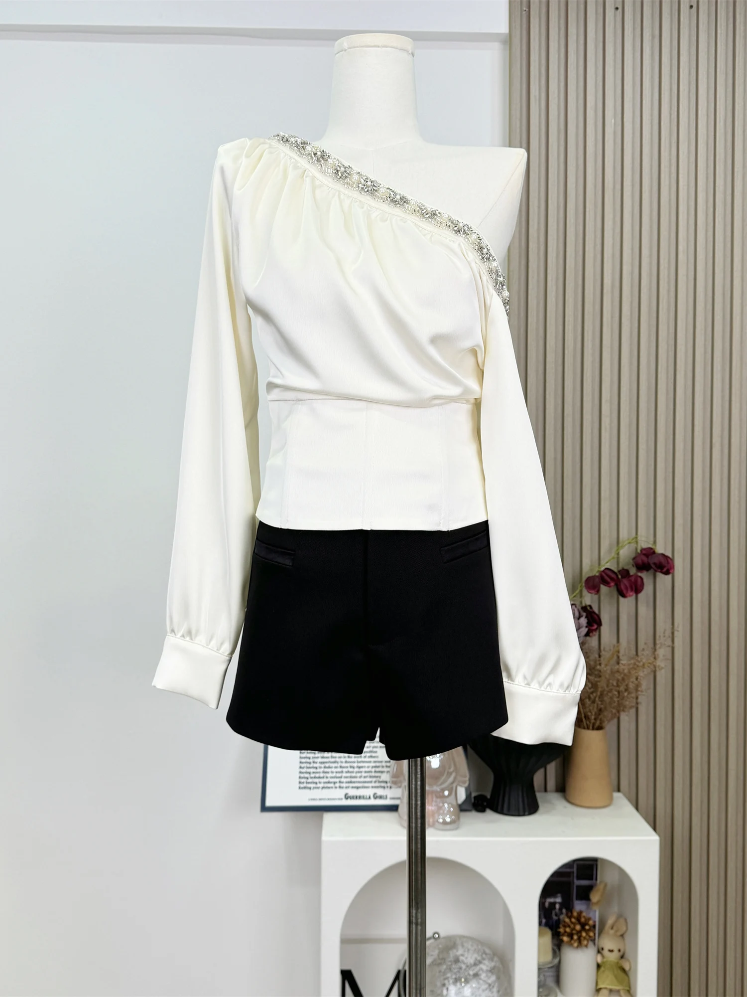Women's Spring Summer Diamonds Skew Collar Long Sleeve Satin Shirt Lady Elegant Solid Color Pullover Off Shoulder Shirt
Women's Spring Summer Diamonds Skew Collar Long Sleeve Satin Shirt Lady Elegant Solid Color Pullover Off Shoulder Shirt