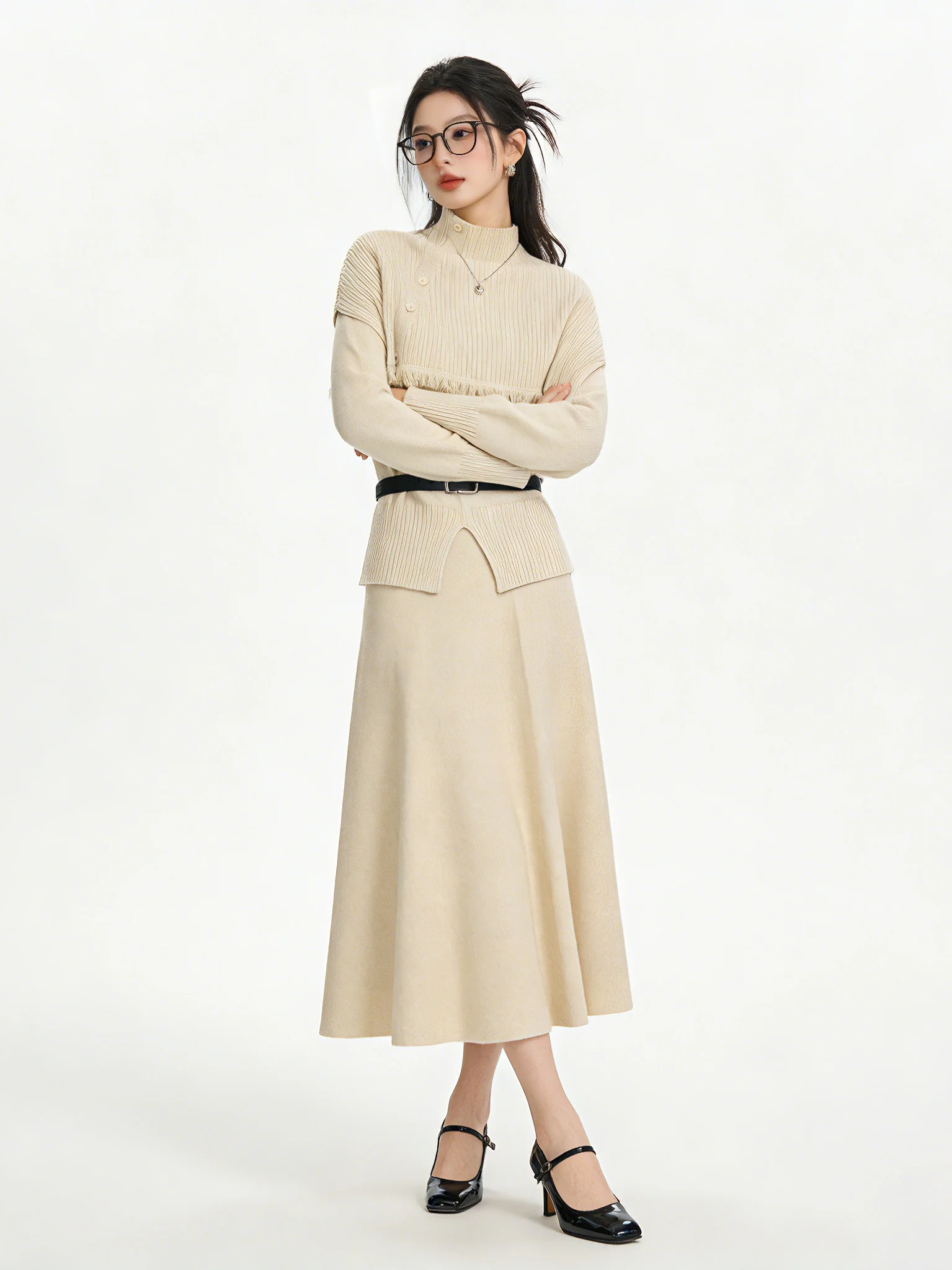 Белый вязаный комплект: свитер с капюшоном и юбка с высокой талией. Нежный, модный, облегающий, трендовый, в корейском стиле.
Белый вязаный комплект: свитер с капюшоном и юбка с высокой талией. Нежный, модный, облегающий, трендовый, в корейском стиле.