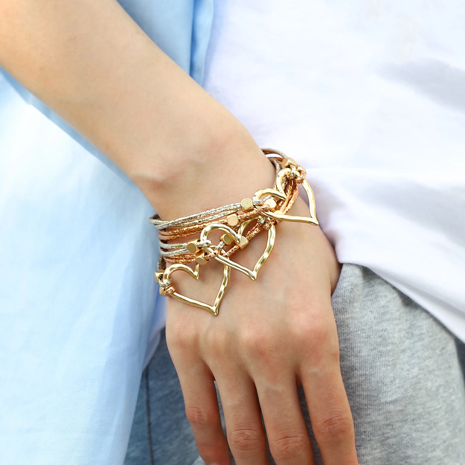 Amorcome Trendy Hollow Hearts Leather Bracelets for Women Charm Shiny Slim Strips Wrap Bracelets New Fashion Party Jewelry Gifts
Amorcome Trendy Hollow Hearts Leather Bracelets for Women Charm Shiny Slim Strips Wrap Bracelets New Fashion Party Jewelry Gifts
