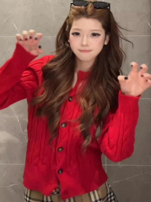 Korean Sle Long Sve Button round Ne Women's Knitwear Twisted Red Sweater Slimming Sweet And Spicy New Year Top
Korean Sle Long Sve Button round Ne Women's Knitwear Twisted Red Sweater Slimming Sweet And Spicy New Year Top