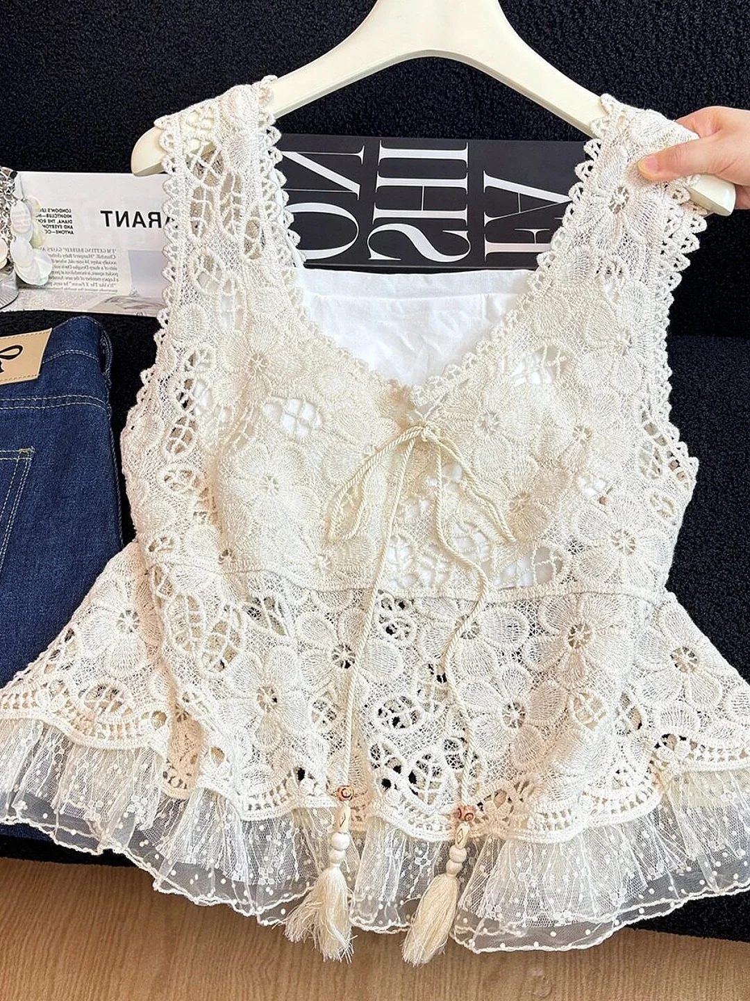 Retro Lace Splicing Hollow out Vest Women's Summer New Holiday Style Sleeveless Loose Top Cotton V-neck Outerwear
Retro Lace Splicing Hollow out Vest Women's Summer New Holiday Style Sleeveless Loose Top Cotton V-neck Outerwear