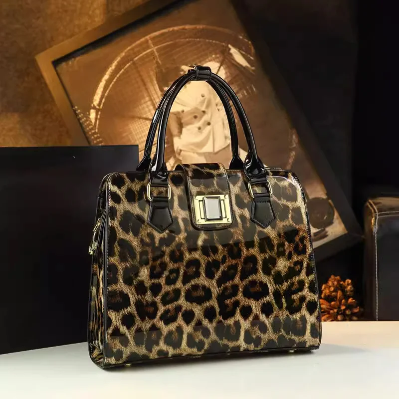 2025New leopard print women's bag with fashionable design, large bag for commuting, versatile handbag, crossbody bag
2025New leopard print women's bag with fashionable design, large bag for commuting, versatile handbag, crossbody bag