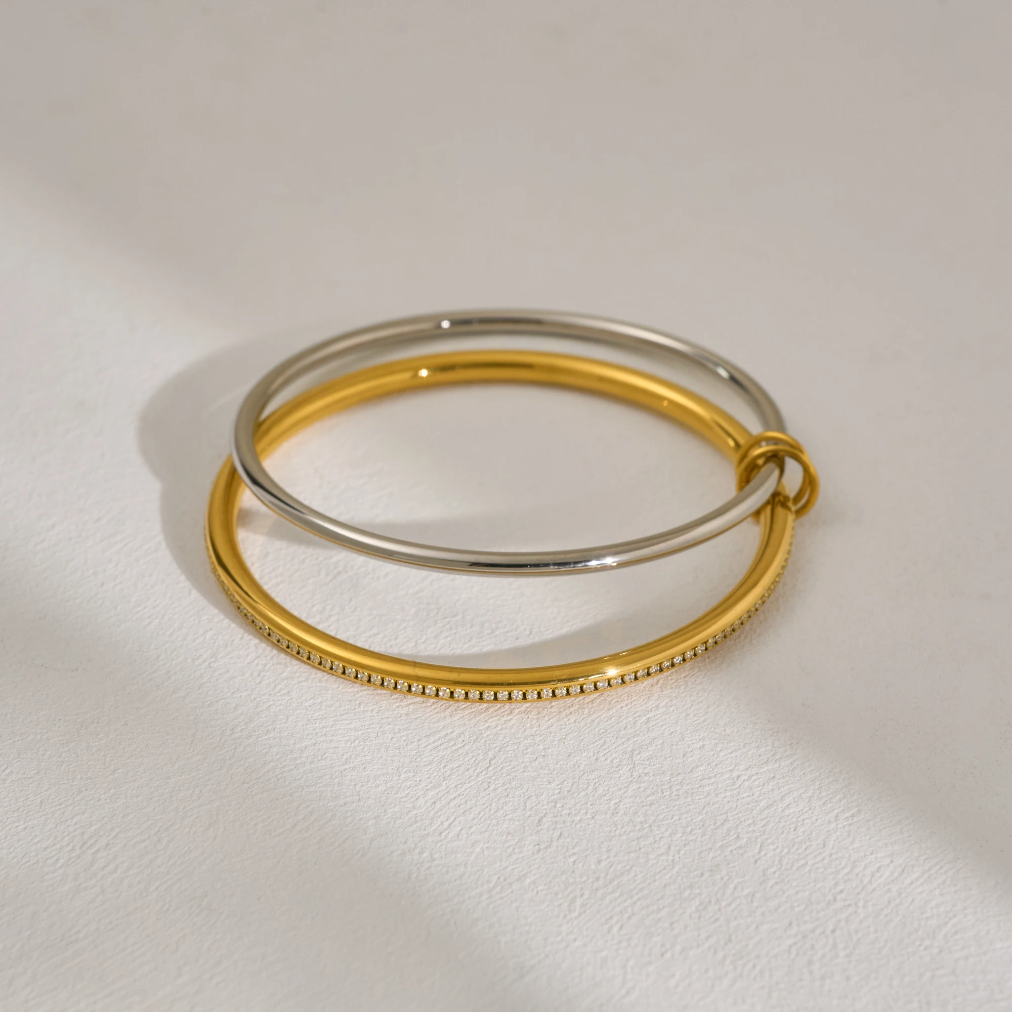 DASEIN New Gypsy Double Circle Iced Out Zircon Bracelet Summer 18k Gold Plated Stainless Steel Bangles High Quality Jewelry
DASEIN New Gypsy Double Circle Iced Out Zircon Bracelet Summer 18k Gold Plated Stainless Steel Bangles High Quality Jewelry