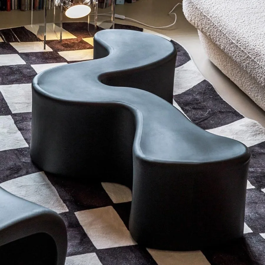 Черный журнальный столик, скандинавский минималистичный стиль с неравномерными изгибами, легко сочетается с деревянными журнальными столиками для небольших квартир 
Черный журнальный столик, скандинавский минималистичный стиль с неравномерными изгибами, легко сочетается с деревянными журнальными столиками для небольших квартир