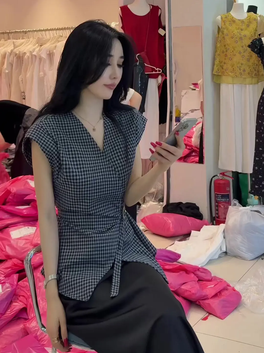 Retro Korean Plaid Vest Shirt Women's Summer Design Slimming Waist Tie Sleeveless V-Neck Top Fashionable Loose Fit Short Sleeve
Retro Korean Plaid Vest Shirt Women's Summer Design Slimming Waist Tie Sleeveless V-Neck Top Fashionable Loose Fit Short Sleeve