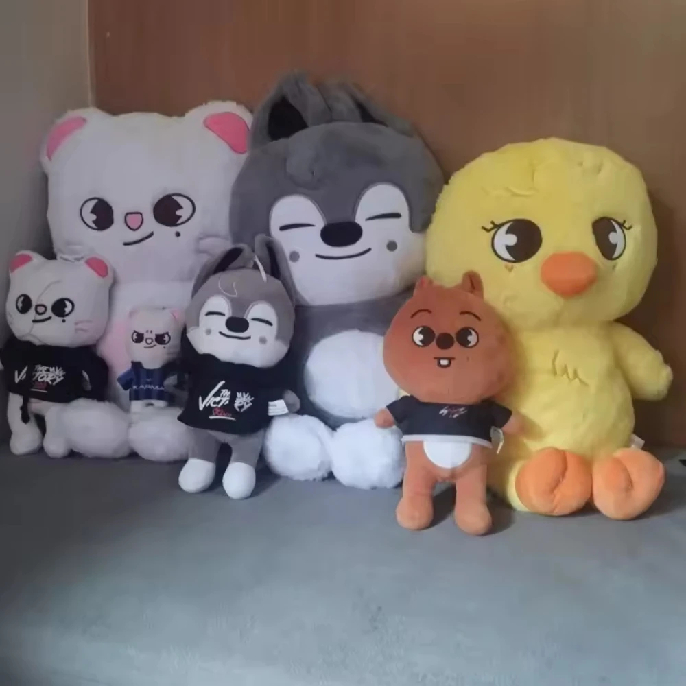 SKZOO Stray Kids Тедди Плюшевая подушка для объятий Кукла Подарок фанатам Плюшевая игрушка Сеула FM Неделя Плащ Кукла Волшебная школьница Подарок на день рождения
SKZOO Stray Kids Тедди Плюшевая подушка для объятий Кукла Подарок фанатам Плюшевая игрушка Сеула FM Неделя Плащ Кукла Волшебная школьница Подарок на день рождения