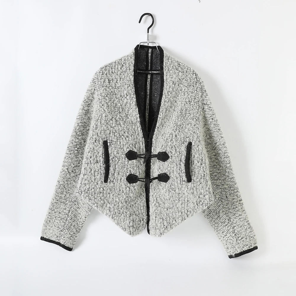 Wool-Blend Women's Cape Jacket Horn-Button Elegant Oversized Batwing Sleeve Jacket 2025 Fall/Winter New Arrival Y2K Style
Wool-Blend Women's Cape Jacket Horn-Button Elegant Oversized Batwing Sleeve Jacket 2025 Fall/Winter New Arrival Y2K Style