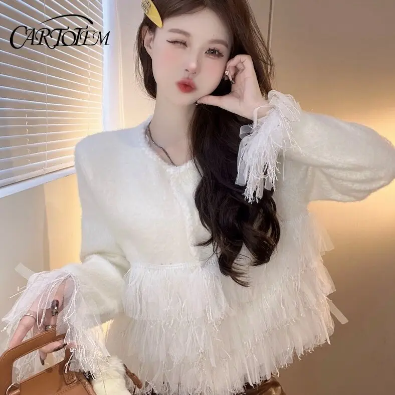 A Wealthy Lady with Tassel and Soft Glutinous Sweater Exuding a French Temperament Knitted Cardigan Jacket and Fuzzy Top
A Wealthy Lady with Tassel and Soft Glutinous Sweater Exuding a French Temperament Knitted Cardigan Jacket and Fuzzy Top