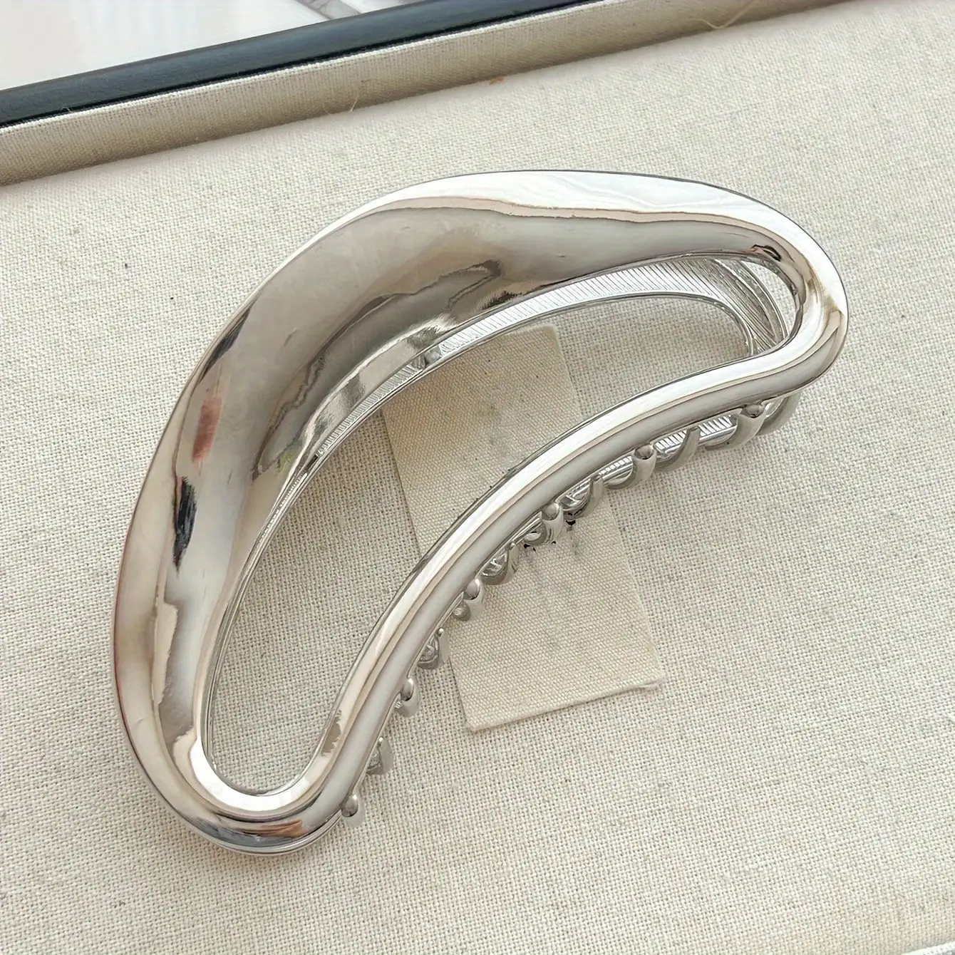Large Silver Gray Metal Shark Claw Hair Clip For Women Hollow Out Design Daily Wear
Large Silver Gray Metal Shark Claw Hair Clip For Women Hollow Out Design Daily Wear