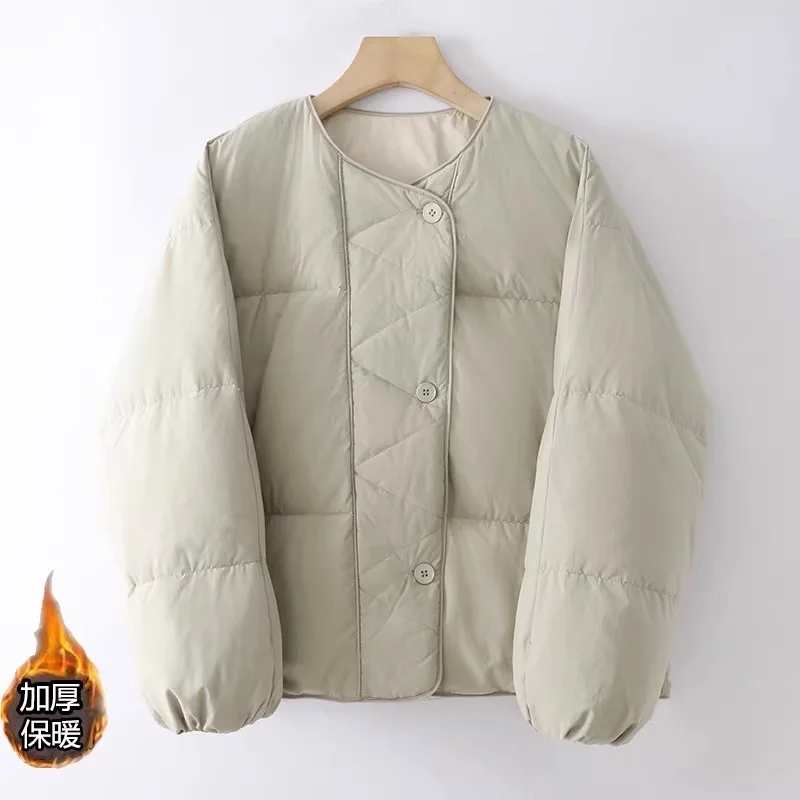 Новая женская утепленная куртка без воротника из хлопка, короткое повседневное пальто на одной пуговице, коллекция Весна-Зима 2026, модель W2285
Новая женская утепленная куртка без воротника из хлопка, короткое повседневное пальто на одной пуговице, коллекция Весна-Зима 2026, модель W2285