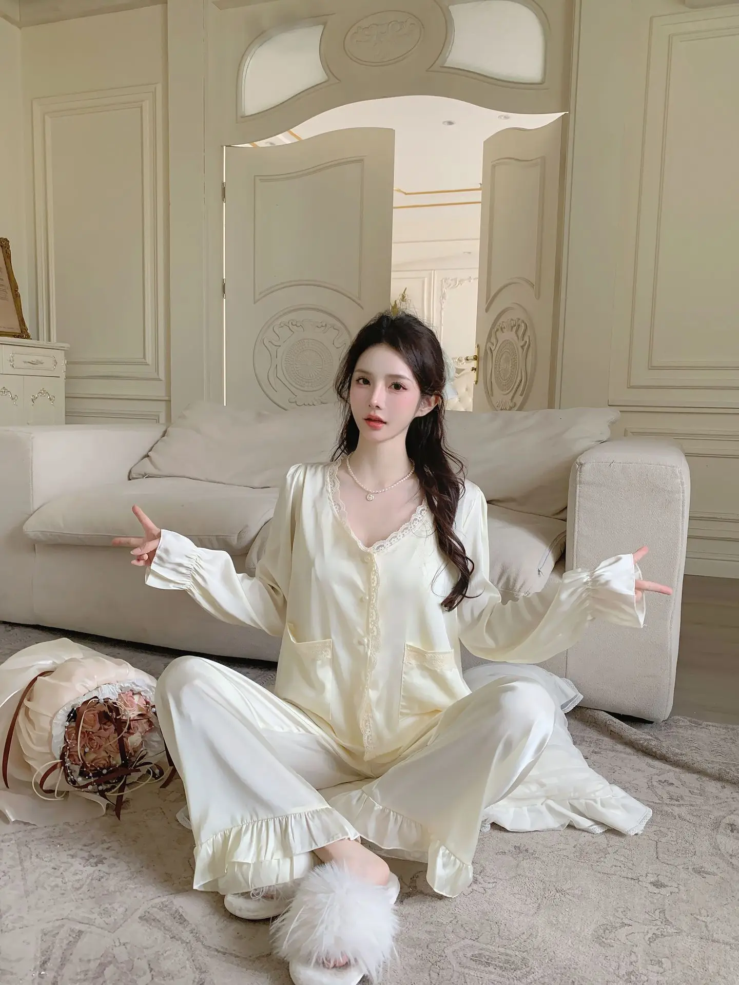 Beige Pajamas Set Elegant Home Clothes Ice Silk Sleepwear Women Loose Trousers Suit 3PCS Seasons Loungewear Sexy Lace Nightgown
Beige Pajamas Set Elegant Home Clothes Ice Silk Sleepwear Women Loose Trousers Suit 3PCS Seasons Loungewear Sexy Lace Nightgown