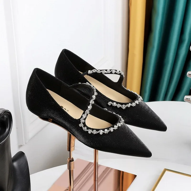 2026 New Shallow Mouthed Pointed Rhinestone Chain Metal Decoration with Raised Heel and Low Heel Single Order Shoes for Women
2026 New Shallow Mouthed Pointed Rhinestone Chain Metal Decoration with Raised Heel and Low Heel Single Order Shoes for Women