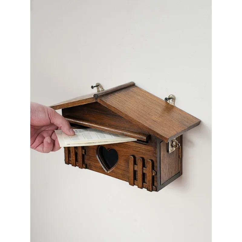 Настенный почтовый ящик из массива дерева, уличный бытовой пасторальный креативный ящик для пожертвований, ящик для хранения, почтовый ящик для виллы, сочетание
Настенный почтовый ящик из массива дерева, уличный бытовой пасторальный креативный ящик для пожертвований, ящик для хранения, почтовый ящик для виллы, сочетание