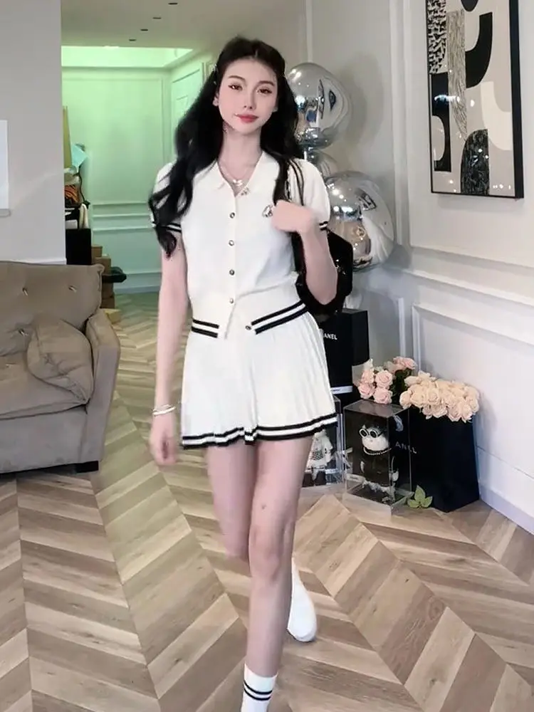 College Style Suit Women 2023 New Summer Knitted Polo Shirt Short-sleeved Top High-waisted Pleated Skirt Two-piece Set
College Style Suit Women 2023 New Summer Knitted Polo Shirt Short-sleeved Top High-waisted Pleated Skirt Two-piece Set