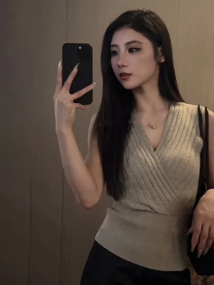 Slim Fit Knitted Vest Women Summer Outerwear Cross V-Neck Sleeveless Fashionable Casual Breathable Soft Korean Style
Slim Fit Knitted Vest Women Summer Outerwear Cross V-Neck Sleeveless Fashionable Casual Breathable Soft Korean Style