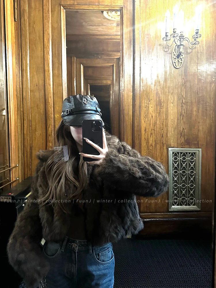 Lautaro Autumn Winter Luxury Short Thick Warm Soft Hairy Brown Fuzzy Faux Fur Coat Women Turn-Down Collar Fluffy Jacket 2025
Lautaro Autumn Winter Luxury Short Thick Warm Soft Hairy Brown Fuzzy Faux Fur Coat Women Turn-Down Collar Fluffy Jacket 2025